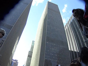 偷拍斑马线上抄底花短裙翘臀风骚洋妞的无毛鲍鱼