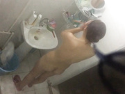 对面合租的两个女生洗澡也不挂个窗帘,两具白花花的裸体在我眼前晃