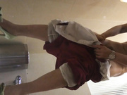 同乐溜冰场高跟漂亮长发美女嘘嘘后用擦逼纸擦皮鞋有点意思