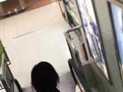 悲催的清纯眼镜妹商场里被直接撸射到头发上