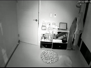 摄像头监控偷拍白领夫妻半夜赤裸出来搞东西，估计是刚干完出来洗澡或者弄吃的