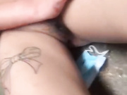 校园霸凌扒光小妹衣服用木棍插入+筷子撑开她的逼往里面灌白酒