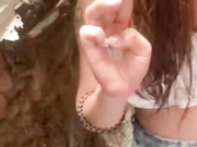 校园霸凌扒光小妹衣服用木棍插入+筷子撑开她的逼往里面灌白酒