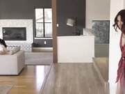 我在淋浴时看到你在我身上完美的美乳小穴