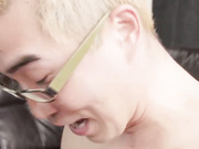 丰满华丽的大屁股少女被她幸运的亚洲男友舔舐和性交