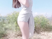 大奶美眉海边展示诱人的娇躯白虎鲍鱼超粉