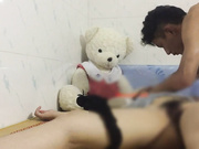 很饑渴的猥瑣小夥把暗戀已久的學妹灌醉帶入宿舍脫光任意玩弄 玩穴爆菊花各種姿勢玩弄 爽飛了 720P高清原版