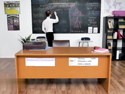 自从莉莉成为修女后，她就对滥交女孩的放荡产生了厌恶