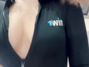 辣妹发现我打飞机并很高兴加入 - 奥利维亚·摩尔