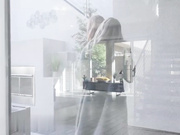 阿迪拉倾城和叛逆莱德玩得很调皮，直到以赛亚加入三人行