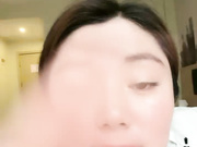 不正经的少妇露脸一个人在宾馆发骚直播，逼痒难耐自己抠的淫水泛滥