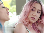 两个饥渴的女孩通过随机联播拉伸她们的阴部