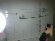 精品推薦 大學城周邊出租屋爬窗偷拍幾個合租大學生妹子輪流洗澡更衣 苗條身材真是太迷人了 1080P高清原版