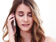 纹身少女对独角兽的角感到饥渴，用她最喜欢的玩具自慰