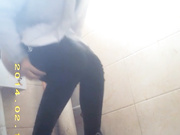 國內某高校公共女廁固定全景拍攝各式美女如廁 有個打扮時尚的騷氣學妹擦完逼還要聞一下 1080P高清原版