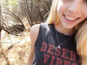 美丽的金发莉莉拉里马尔在户外被性交