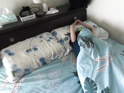 清晨骑着一匹漂亮的小马