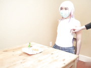 时间暂停偷拿可爱少女的鸡块, 用我的鸡巴来补偿并操到桌上去