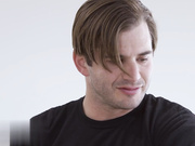 雷切尔·卡瓦利渴望阴茎，脱掉所有衣服来引诱按摩师