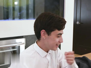 经验丰富的继姐教继弟如何让女人高潮