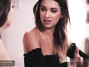 性感实习生乌玛朱莉为了得到这份工作而被性瘾老板阿比盖尔麦克狠狠操脸