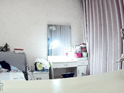 家庭網絡攝像頭黑客破解拍攝到的很性福的年輕夫妻從某寶上買來的多套情趣內衣換上試一試 還拿著手機拍攝 露臉高清