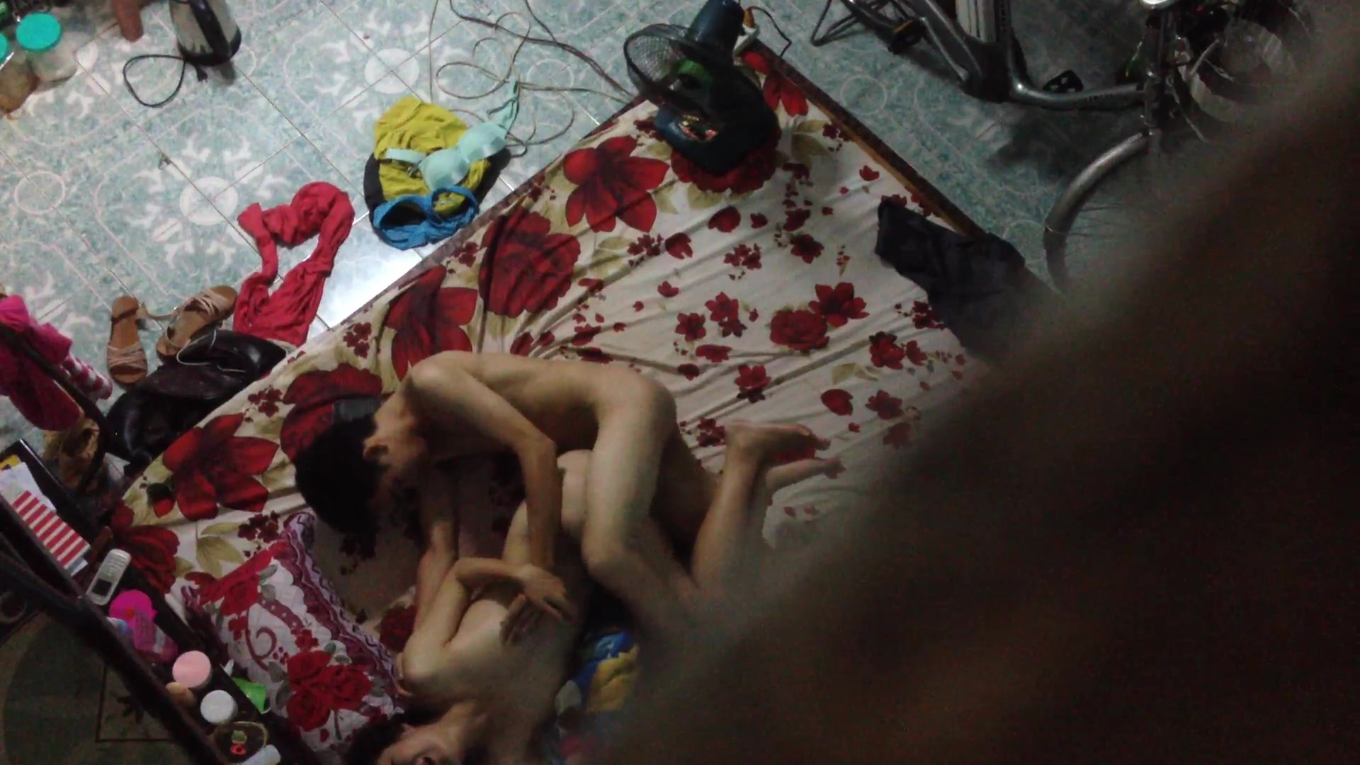 精品推薦 猥瑣房東偷拍性感漂亮的妹子下班後被男友拉到床上各種姿勢狠狠抽插 連幹3次美女強忍著淫叫 1080P高清原版