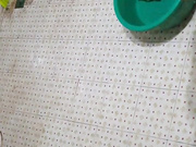 夜晚爬進農村院子裏趴著透氣窗拍攝漂亮小少婦沐浴更衣 貌似家裏養了條狗差點被咬 露臉高清