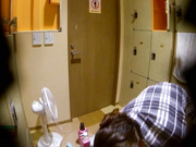 浴室攝像頭拍攝到的年輕漂亮美乳妹子洗澡護膚換衣 堅挺乳房逼毛毛濃密超級誘惑～720P高清