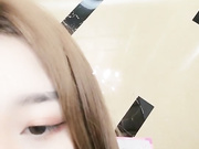 颜值不错粉奶粉逼妹子诱惑秀 情趣透视装对着镜子自摸沙发翘屁股漏粉逼 很是诱惑不要错过