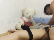 精品推薦 猥瑣變態小夥出租房裏灌醉漂亮女友脫光衣服任意玩弄 玩胸玩穴爆菊花盡情享受征服的感覺 1080P高清原版