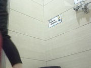 某大型商場公共衛生間拍攝到的各式美女少婦如廁 有個丸子頭的小姐姐逼逼肥嫩尿超級多 1080P高清
