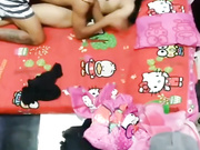 猥瑣房東出租屋裏安裝攝像頭拍攝瘦高個帥氣小夥和漂亮女友啪啪過性生活 玩的太猛了 露臉高清