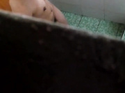 合租房拍攝到的兩個打工妹子沐浴更衣 貌似不小心被發現了 妹子蹲著狼狽的撤離浴室 露臉高清