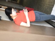 牛人潛入星級酒店員工女廁拍攝紅衣牛仔褲妹子如廁 肥嫩逼逼水超多 高清完整版