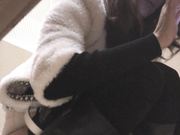 某大型商場公共女廁全景拍攝各式美女少婦如廁 有個只顧著玩手機的美少婦鮑魚很肥厚 看得欲火焚身 1080P原版高清