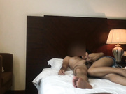 周末娛樂城偶遇多年不見的美女同學帶入酒店啪啪 主動吃雞巴張開雙腿配合 叫床聲給力 國語720P高清