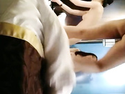 嫖妓大神與老鐵星級酒店開房私會漂亮姐妹花玩群P遊戲 輪流舔雞巴雙插幹得浪叫連連 場面淫蕩刺激