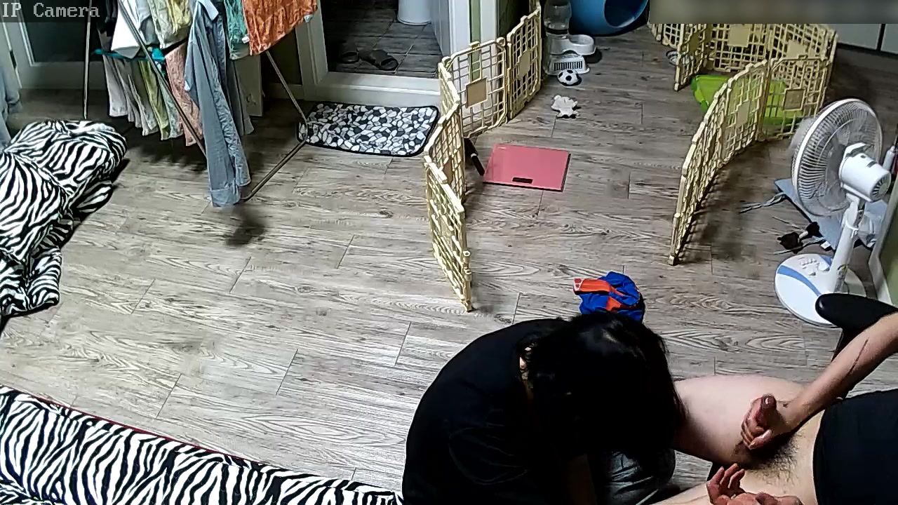 居家網絡攝像頭拍攝到的年輕小少婦姨媽期間不能啪啪 只好與老公抹油擼雞巴高潮顏射吃精～720P高清