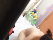 精品推薦 猥瑣大叔冒險爬窗偸拍鄰居家藝校上學的漂亮小妹沐浴更衣 雪白肌膚堅挺美乳看得讓人欲火焚身 720P高清原版 (2)