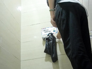 某大型商場公共衛生間拍攝到的各式美女少婦如廁 有個小姐姐不脫內褲往旁邊一扒直接尿 屌爆了 1080P高清