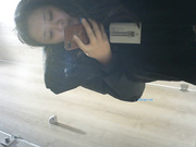 最新流出國內廁拍大神潛入某商場公共女廁全景偷拍各式美女如廁噓噓 貌似有幾個妹子是做兼職的奶茶店服務員 1080P高清原版