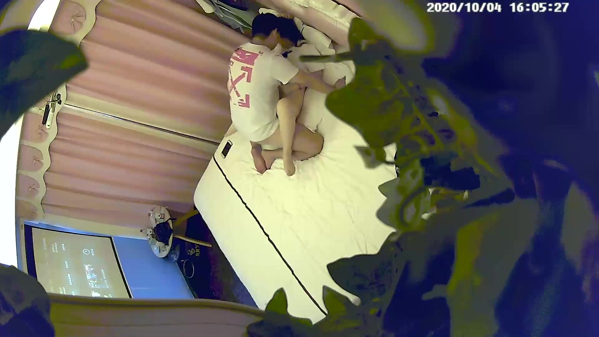 主題酒店情趣房拍攝到的大學生情侶開房愛愛 邊操邊探討性方面的事兒 露臉高清