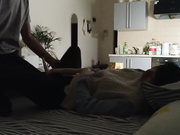 清纯水嫩的大学美女被猥琐眼镜男带回出租屋用超大振动棒搞得淫水直流后再狠狠抽插,这种玩法迟早要被操坏