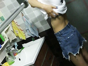 合租房偷拍洗澡