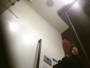 某酒店公共衛生間不同視角拍攝到的食客美女少婦如廁噓噓 顏值得蠻高的 720P原版高清