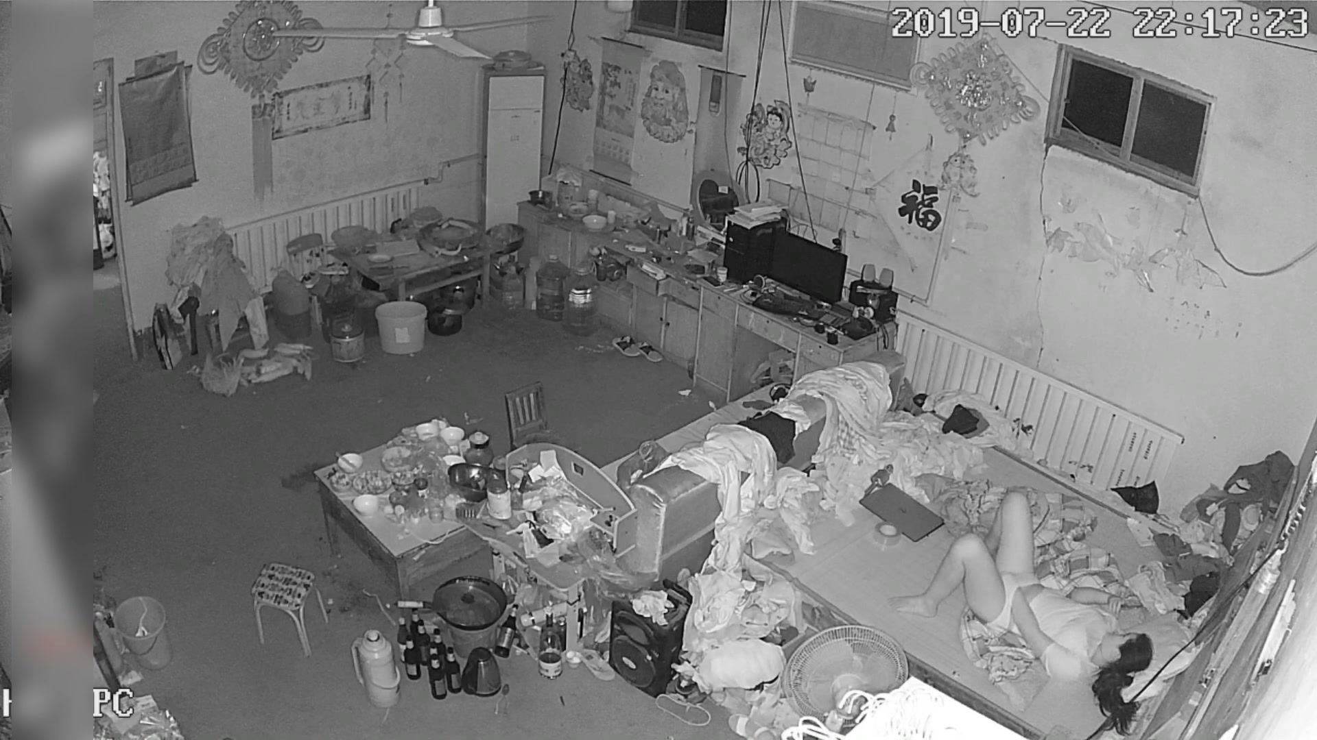 合租房攝像頭破解拍攝到的打工姐妹夜裏獨自一人寂寞難耐 邊看手機上的A片邊自慰 奶子挺大貌似還是個白虎 露臉高清