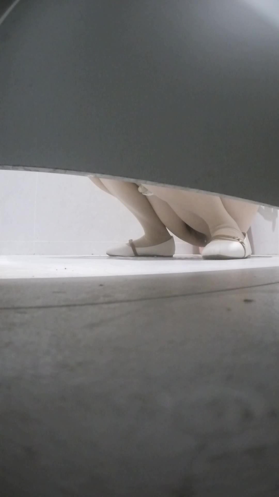 最新流出某辦公樓公共女廁拍攝到的各式白領美女如廁噓噓 貌似關系不錯的兩個漂亮閨蜜輪流來尿尿 1080P高清原版