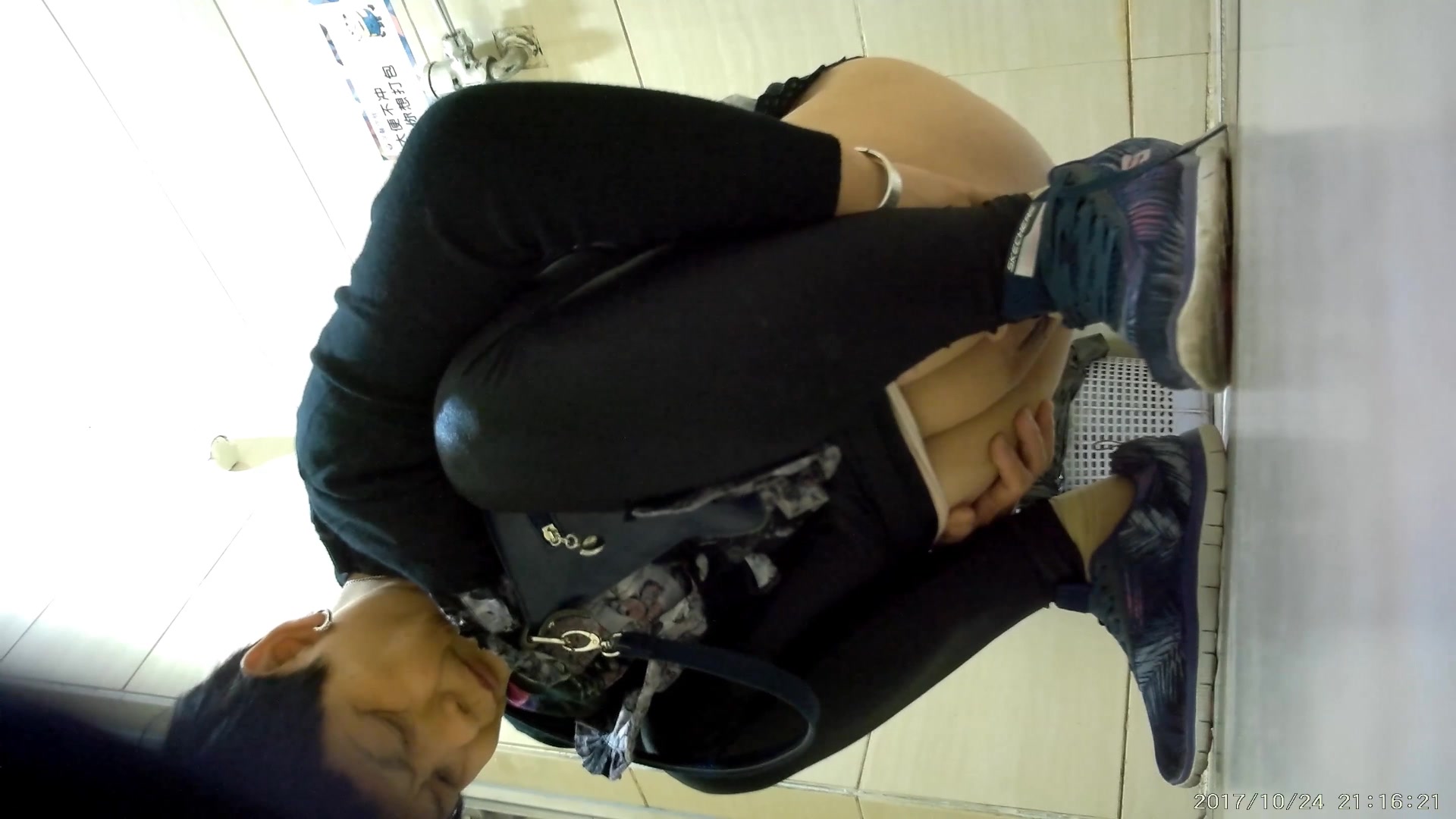 最新流出雲上私人會所公共衛生間拍攝到的各式美女如廁 雪白大屁股看得讓人欲火焚身 1080P原版高清