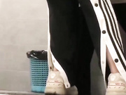 厕拍意外偷拍到躲在厕所 打野炮的情侣们,啪啪的时候还有其它女生就在隔板上厕所